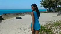 Nicol es grabada bailando twerking en el mar